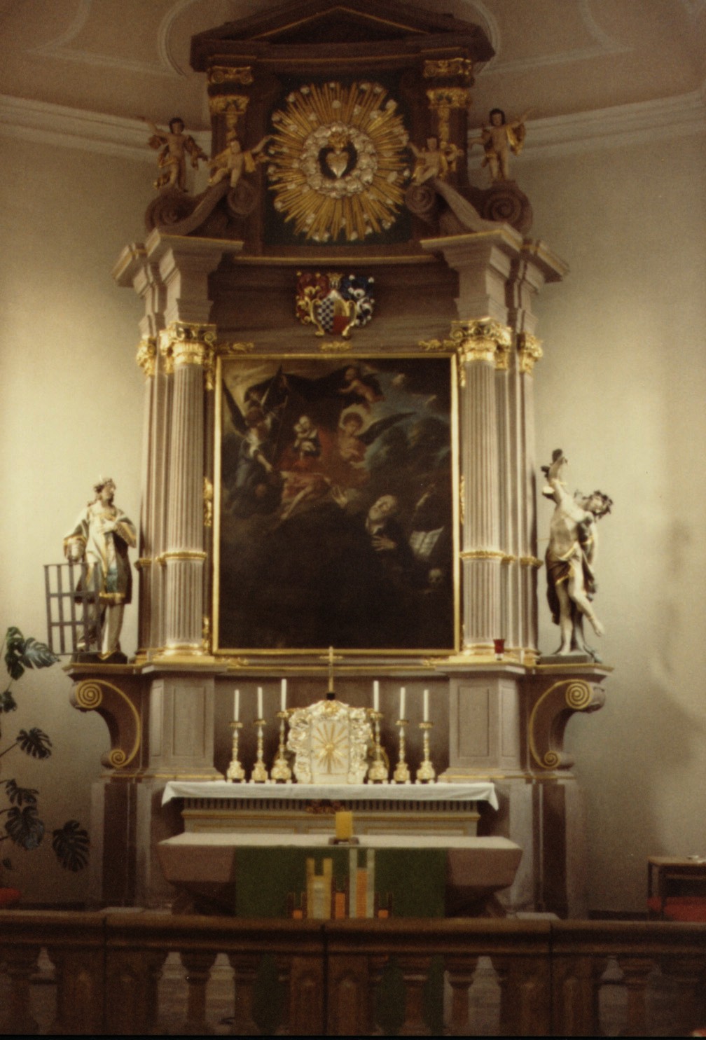 MnAltar.jpg (271122 bytes)